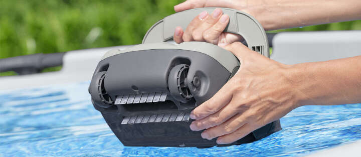 poolreiniger poolroboter in den pool setzen